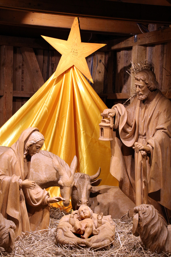 Krippe auf dem Erfurter Weihnachtsmarkt. Bild: Peter Weidemann - In: Pfarrbriefservice.de