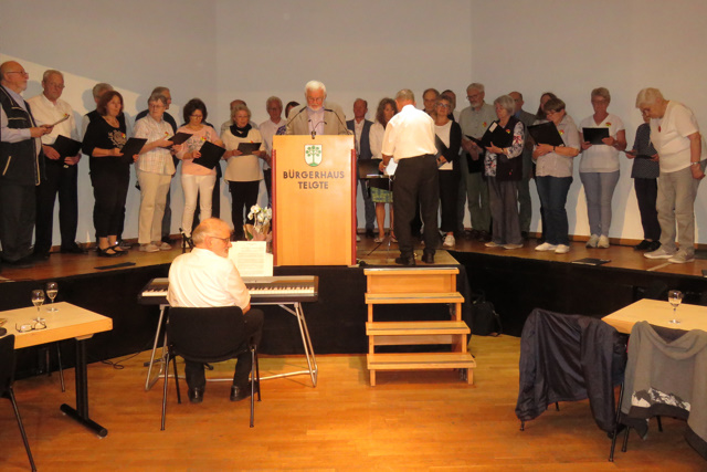 Zur Feierstunde im Bürgerhaus Telgte sang der Grafschaft Glatzer Chor unter der Leitung von Georg Jaschke.