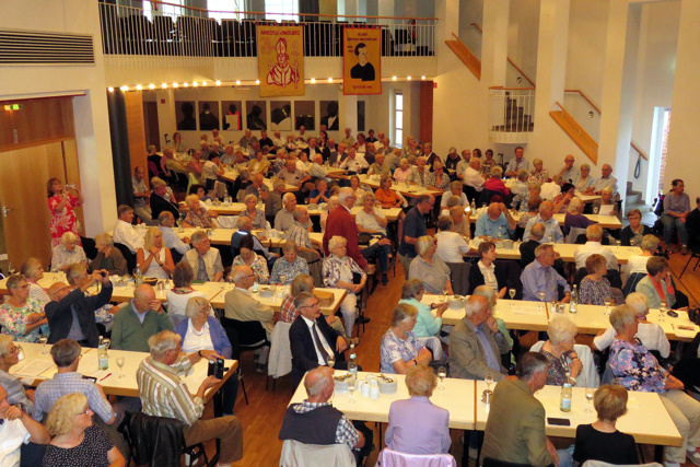 Blick in den voll besetzten Saal des Bürgerhauses Telgte, der mit den Bannern der Grafschaft Glatz geschmückt war.
