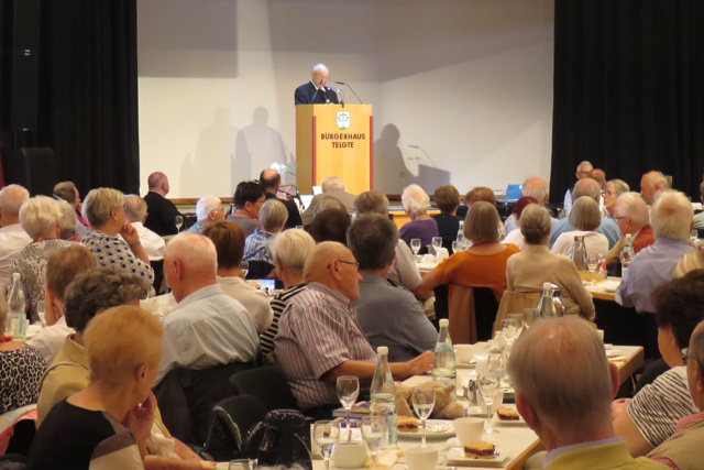 Großdechant Prälat Franz Jung spricht zu den Gästen im Saal des Bürgerhauses Telgte.