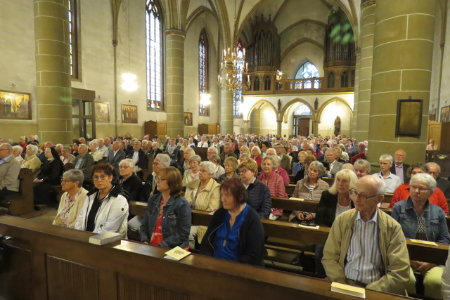 Blick in die bis zur letzten Reihe sehr gut besetzten Propstei- und Wallfahrtskirche St. Clemens