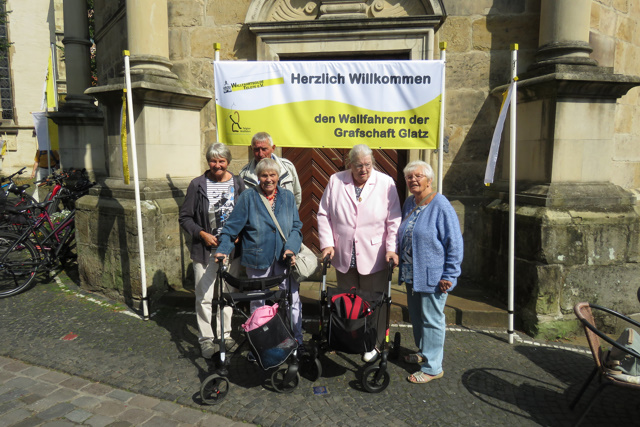 Es waren auch viele Glatzer Landsleute mit ihren Gehhilfen und Rollatoren zur Wallfahrt gekommen, die sich ebenfalls auf den Weg zum Bürgerhaus machten.